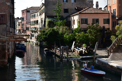 ベネチアの観光客の少ない街並み