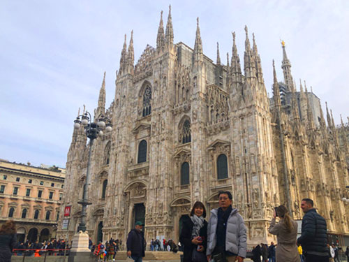 ミラノ大聖堂前にて