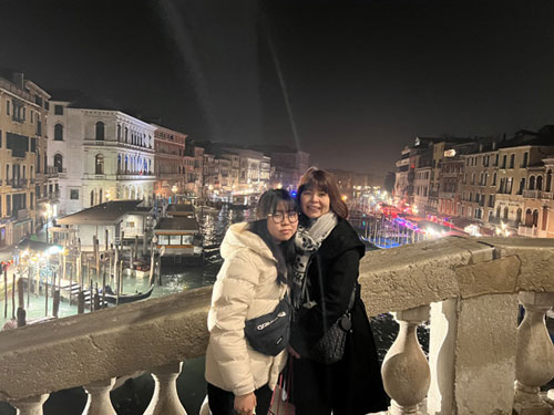 ベネチアリアルト橋にて