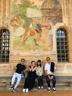 フレスコ画前にて