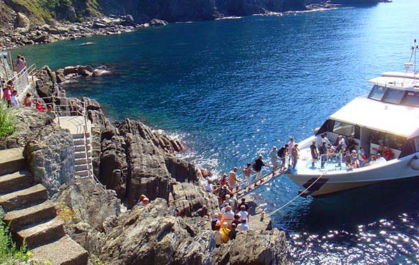 桟橋から船へ乗船